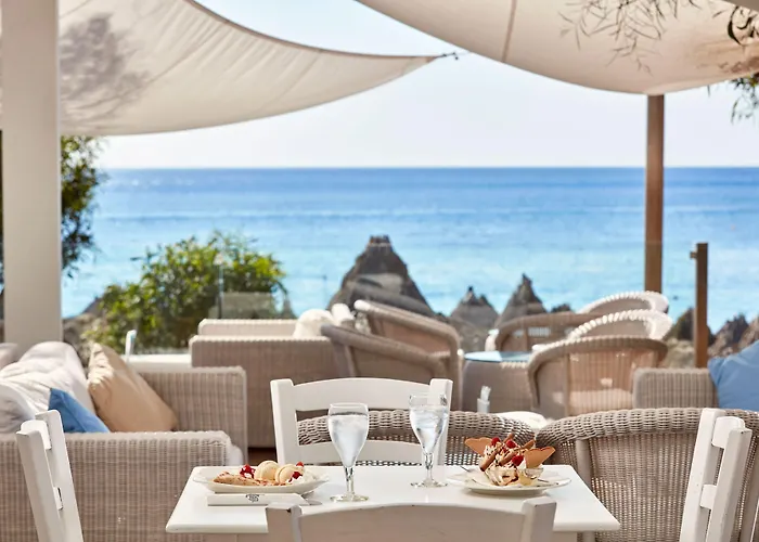 Grecian Bay منتجع